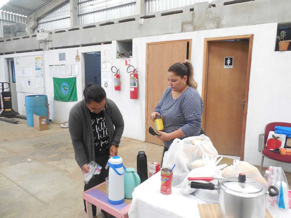 Café de Páscoa no projeto de catadores de reciclados
